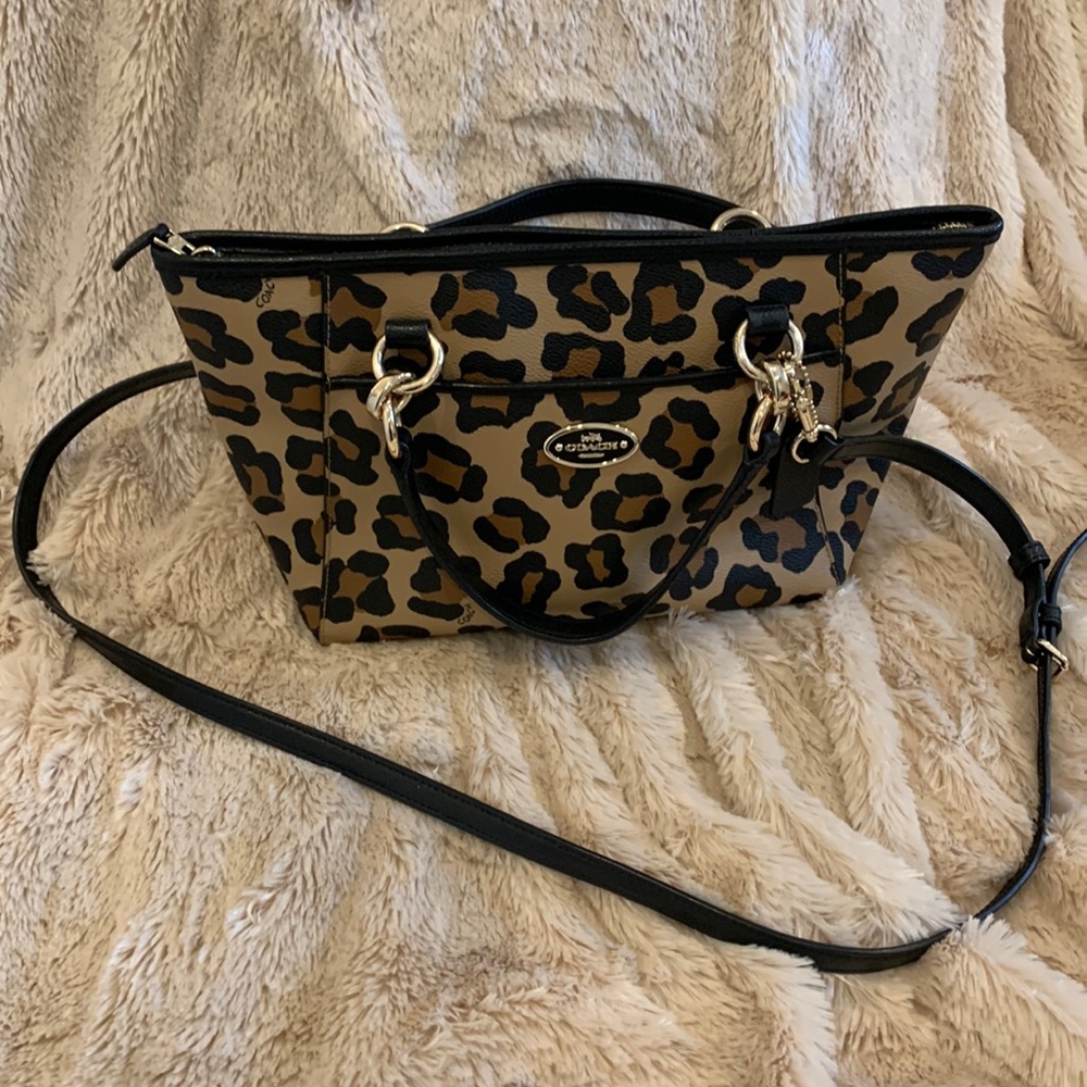 Coach medium crossbody outside pocket 3 inside pockets.